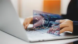 Bezpieczeństwo ETF: trader inwestujący w fundusze inwestycyjne notowane na giełdzie